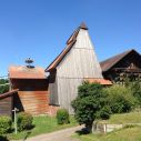 Salinengebäude aus Holz mit hohem Dach