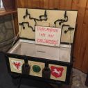 Alte Truhe mit Schild "Dieses Museum lebt nur von Spenden"