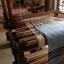 Alter Bauernwebstuhl und gewebte Decke