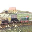 Modell einer kleinen Bahn mit Lokomotive und zwei Wagen