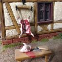 Modell mit Tisch und darauf befindlichem Schweinekopf sowie hängendem Schweinekörper